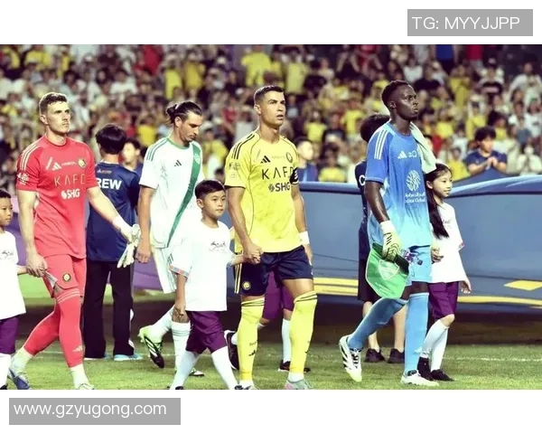 穿红马甲的足球明星在绿茵场上的传奇故事与荣耀时刻